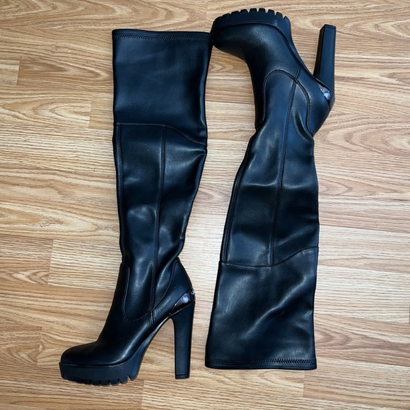 WORN ONCE~ GUESS Taylin Black Knee High platform Boots. Size 5.5M - Picture 2 of 6